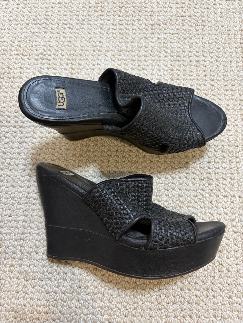 UGG Black Leather Platform Wedge Sandals Women’s 7.5 Minimalist Casual Neutral